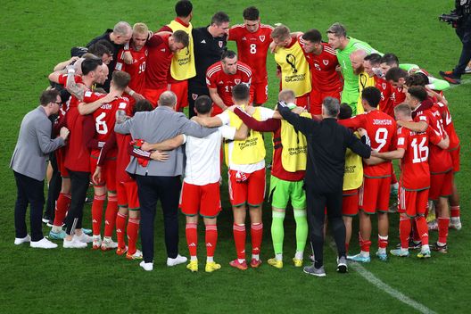 DOHA, QATAR - NOVEMBER 21: Wales players and staffs huddle after the 1-1 draw during the FIFA World Cup Qatar 2022 Group B match between USA and Wales at Ahmad Bin Ali Stadium on November 21, 2022 in Doha, Qatar. (Photo by Michael Steele/Getty Images) Bale: “Mai pensato di tirarmi indietro, sono il rigorista. Questo gruppo è fantastico, non si arrende mai” - immagine 1