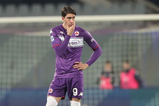 FLORENCE, ITALY - JANUARY 17: Dusan Vlahovic of ACF Fiorentina reacts during the Serie A match between ACF Fiorentina and Genoa CFC at Stadio Artemio Franchi on January 17, 2022 in Florence, Italy. (Photo by Gabriele Maltinti/Getty Images) Baiano: “Torreira tocca duemila palloni a partita. Vlahovic? L’ho apprezzato”- immagine 2