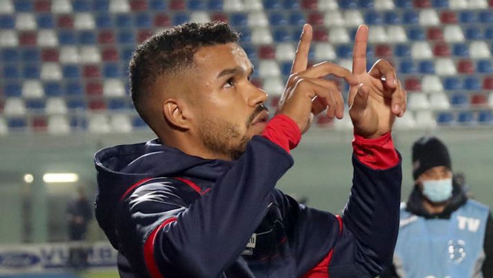 CROTONE, ITALY - DECEMBER 22: Junior Messias of Crotone enters in the pitch before the Serie A match between FC Crotone and Parma Calcio at Stadio Comunale Ezio Scida on December 22, 2020 in Crotone, Italy. (Photo by Maurizio Lagana/Getty Images) Il Secolo: “Messias e non solo, il doppio colpo che studia il Genoa per il suo attacco” - immagine 1
