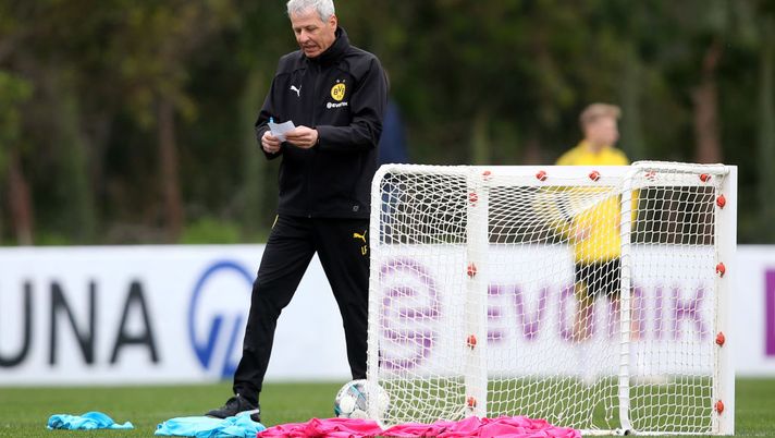 MARBELLA, SPAIN - JANUARY 05: head coach Lucien Favre of Borussia Dortmund looks on during day two of the Borussia Dortmund winter training camp on January 05, 2020 in Marbella, Spain. (Photo by TF-Images/Bongarts/Getty Images) MARBELLA, SPAIN - JANUARY 05: head coach Lucien Favre of Borussia Dortmund looks on during day two of the Borussia Dortmund winter training camp on January 05, 2020 in Marbella, Spain. (Photo by TF-Images/Bongarts/Getty Images)