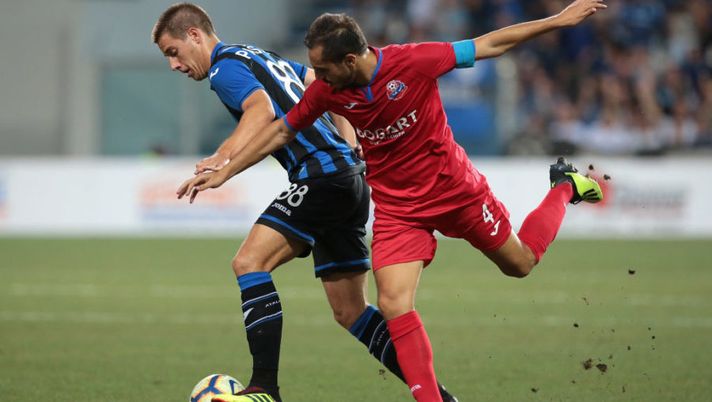 REGGIO NELL'EMILIA, ITALY - AUGUST 16: Mario Pasalic (L) of Atalanta BC competes for the ball with Dor Malul of Hapoel Haifa FC during the Europa League Third Qualifying Round match between Atalanta BC and Hapoel Haifa at Mapei Stadium - Citta' del Tricolore on August 16, 2018 in Reggio nell'Emilia, Italy. (Photo by Emilio Andreoli/Getty Images) Pasalic, Sky svela: “Il Cagliari sta tentando il colpo a sorpresa! E l’Atalanta…” - immagine 1