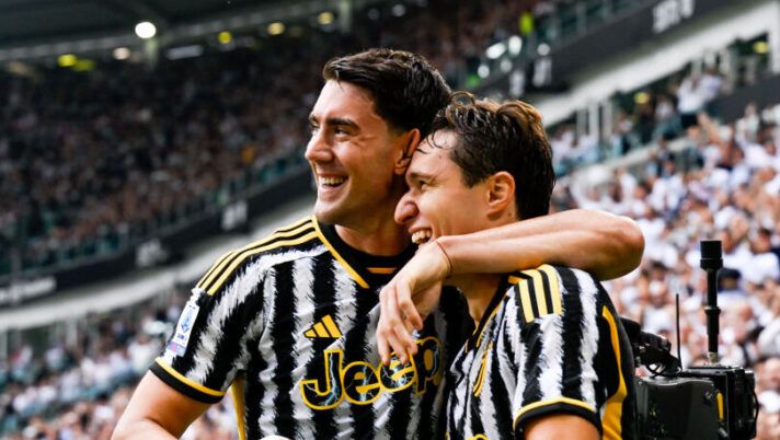 TURIN, ITALY - SEPTEMBER 16: Federico Chiesa of Juventus celebrates after scoring his team's second goal with teammate Dusan Vlahovic during the Serie A TIM match between Juventus and SS Lazio at Allianz Stadium on September 16, 2023 in Turin, Italy. (Photo by Daniele Badolato - Juventus FC/Juventus FC via Getty Images) Certezze Chiesa e Gatti e la gestione di Weah: le ultimissime di formazione della Juve - immagine 1