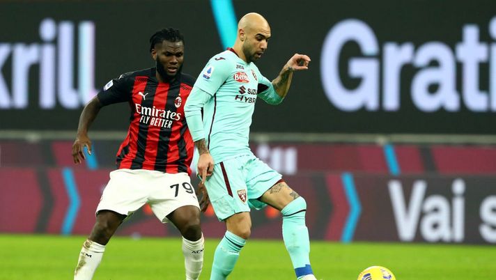 MILAN, ITALY - JANUARY 09: Simone Zaza of Torino F.C. passes the ball under pressure from Franck Kessie of A.C. Milan during the Serie A match between AC Milan and Torino FC at Stadio Giuseppe Meazza on January 09, 2021 in Milan, Italy. Sporting stadiums around Italy remain under strict restrictions due to the Coronavirus Pandemic as Government social distancing laws prohibit fans inside venues resulting in games being played behind closed doors. (Photo by Marco Luzzani/Getty Images) MILAN, ITALY - JANUARY 09: Simone Zaza of Torino F.C. passes the ball under pressure from Franck Kessie of A.C. Milan during the Serie A match between AC Milan and Torino FC at Stadio Giuseppe Meazza on January 09, 2021 in Milan, Italy. Sporting stadiums around Italy remain under strict restrictions due to the Coronavirus Pandemic as Government social distancing laws prohibit fans inside venues resulting in games being played behind closed doors. (Photo by Marco Luzzani/Getty Images)