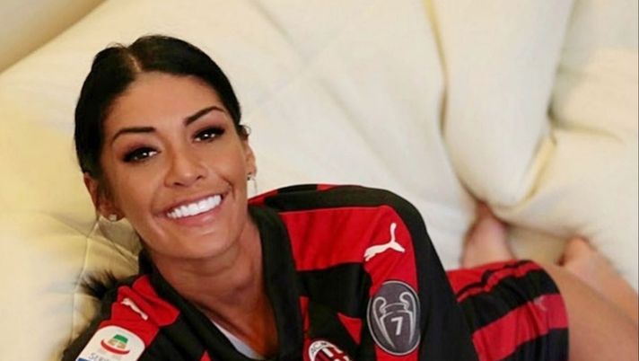 La bella modella romena stravede per il Milan su Instagram e allo stadio La bella modella romena stravede per il Milan su Instagram e allo stadio