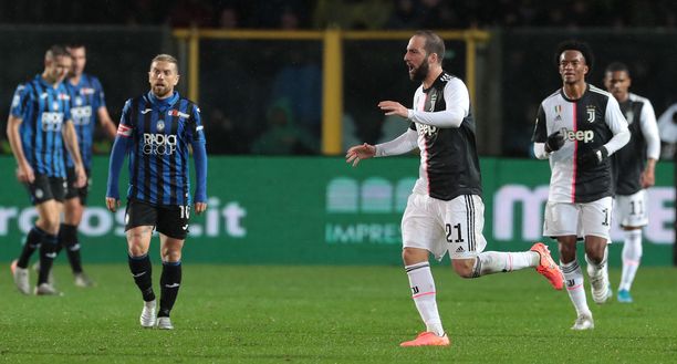 BERGAMO, ITALY - NOVEMBER 23: Gonzalo Higuain of Juventus celebrates his goal during the Serie A match between Atalanta BC and Juventus at Gewiss Stadium on November 23, 2019 in Bergamo, Italy. (Photo by Emilio Andreoli/Getty Images) BERGAMO, ITALY - NOVEMBER 23: Gonzalo Higuain of Juventus celebrates his goal during the Serie A match between Atalanta BC and Juventus at Gewiss Stadium on November 23, 2019 in Bergamo, Italy. (Photo by Emilio Andreoli/Getty Images)