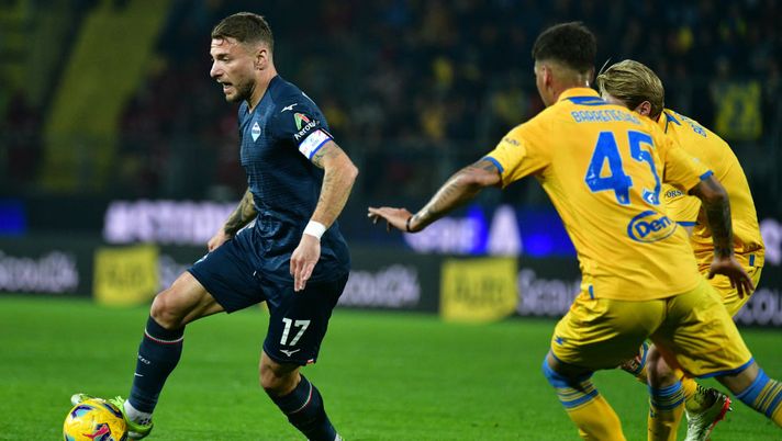 FROSINONE, ITALY - MARCH 16: Ciro Immobile of SS Lazio compete for the ball with Enzo Barreneche of Frosinone Calcio during the Serie A TIM match between Frosinone Calcio and SS Lazio at Stadio Benito Stirpe on March 16, 2024 in Frosinone, Italy. (Photo by Marco Rosi - SS Lazio/Getty Images) Serie A, Frosinone-Lazio 2-3: decisiva la doppietta di Castellanos in rimonta - immagine 1