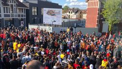 Lens, tutti sotto l’albergo per caricare la squadra: ma nel derby sul campo solo Lille…