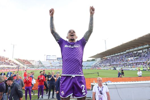 FLORENCE, ITALY - MAY 27: Domilson Cordeiro dos Santos known as Dodo of ACF Fiorentina greets the fans after during the Serie A match between ACF Fiorentina and AS Roma at Stadio Artemio Franchi on May 27, 2023 in Florence, Italy. (Photo by Gabriele Maltinti/Getty Images) Cecchi: “Questa Fiorentina colpisce nel finale ed è un bel pregio”- immagine 2