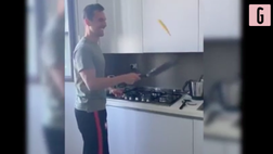 VIDEO Napoli, acrobazie in cucina e risate: l’isolamento di Milik è… tra i fornelli!