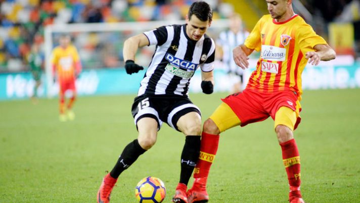 UDINE, ITALY - DECEMBER 10: Kevin Lasagna (L) of Udinese Calcio competes with Luca Antei of Benevento Calcio during the Serie A match between Udinese Calcio and Benevento Calcio at Stadio Friuli on December 10, 2017 in Udine, Italy. (Photo by Dino Panato/Getty Images) Lasagna: “Difficoltà normali per me, vengo da un infortunio serio” - immagine 1