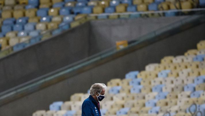 RIO DE JANEIRO, BRAZIL - JUNE 18: Head coach of Flamengo Jorge Jesus wearing a face mask leaves the pitch after the match between Flamengo and Bangu as part of the Carioca State Championship at Maracana Stadium on June 18, 2020 in Rio de Janeiro, Brazil. The match is played behind closed doors and further precautionary measures against the coronavirus (COVID - 19) Pandemic. (Photo by Buda Mendes/Getty Images) RIO DE JANEIRO, BRAZIL - JUNE 18: Head coach of Flamengo Jorge Jesus wearing a face mask leaves the pitch after the match between Flamengo and Bangu as part of the Carioca State Championship at Maracana Stadium on June 18, 2020 in Rio de Janeiro, Brazil. The match is played behind closed doors and further precautionary measures against the coronavirus (COVID - 19) Pandemic. (Photo by Buda Mendes/Getty Images)