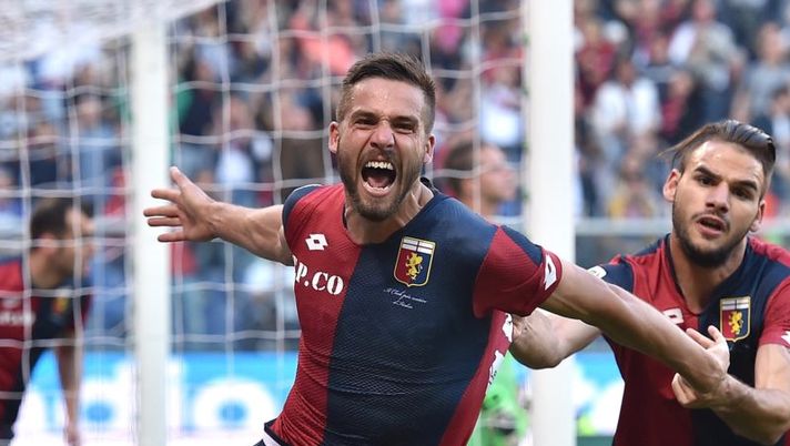 GENOA, ITALY - MAY 15: Leonardo Pavoletti (L) of Genoa CFC celebrates his goal with team mate Panagiotis Tachtsidis during the Serie A match between Genoa CFC and Atalanta BC at Stadio Luigi Ferraris on May 15, 2016 in Genoa, Italy. (Photo by Valerio Pennicino/Getty Images) VOTI UFFICIALI – I voti di Genoa-Milan: super Pavoletti, disastro Paletta - immagine 1