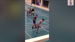 VIDEO Calcio, gol di tacco da posizione impossibile: guardare per credere