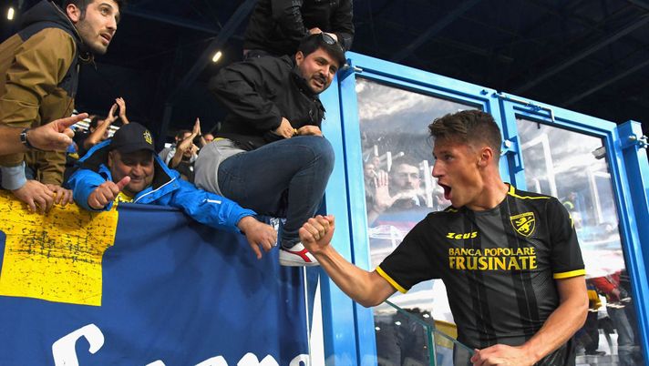 FERRARA, ITALY - OCTOBER 28: Andrea Pinamonti of Frosinone Calcio celebrates the victory after the Serie A match between SPAL and Frosinone Calcio at Stadio Paolo Mazza on October 28, 2018 in Ferrara, Italy. (Photo by Alessandro Sabattini/Getty Images) FERRARA, ITALY - OCTOBER 28: Andrea Pinamonti of Frosinone Calcio celebrates the victory after the Serie A match between SPAL and Frosinone Calcio at Stadio Paolo Mazza on October 28, 2018 in Ferrara, Italy. (Photo by Alessandro Sabattini/Getty Images)