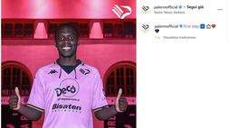 Palermo, Claudio Gomes sui social posa con la maglia rosanero davanti al “Barbera”