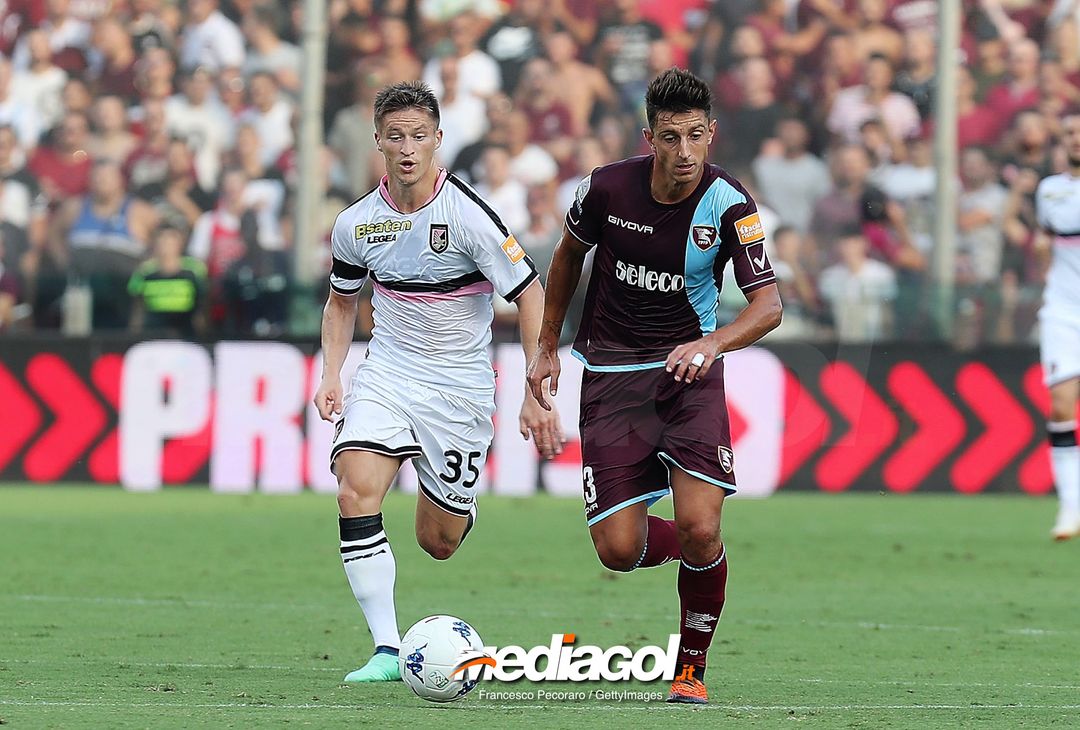  SALERNO, ITALY - AUGUST 25: Player of US Salernitana Luca Castiglia vies with US Citta di Palermo player Radoslaw Murawski during the Serie B match between US Salernitana and US Citta di Palermo on August 25, 2018 in Salerno, Italy.  (Photo by Francesco Pecoraro/Getty Images) 