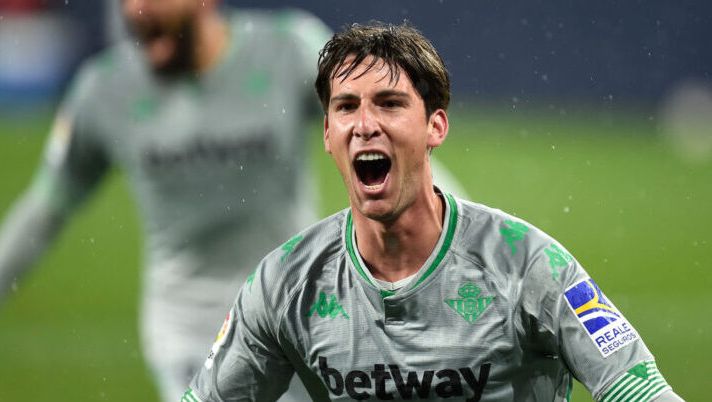 PAMPLONA, SPAIN - DECEMBER 06: Juan Miranda of Real Betis celebrates after scoring their sides second goal during the La Liga Santander match between C.A. Osasuna and Real Betis at Estadio El Sadar on December 06, 2020 in Pamplona, Spain. Sporting stadiums around Spain remain under strict restrictions due to the Coronavirus Pandemic as Government social distancing laws prohibit fans inside venues resulting in games being played behind closed doors. (Photo by Juan Manuel Serrano Arce/Getty Images) INFO SOS – Milan, novità per Miranda: l’idea del club tra gennaio e giugno - immagine 1