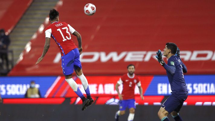 SANTIAGO, CHILE - JUNE 08: Erick Pulgar of Chile heads the ball to score the first goal of his team during a match between Chile and Bolivia as part of South American Qualifiers for Qatar 2022 at Estadio San Carlos de Apoquindo on June 08, 2021 in Santiago, Chile. (Photo by Marcelo Hernandez/Getty Images) SANTIAGO, CHILE - JUNE 08: Erick Pulgar of Chile heads the ball to score the first goal of his team during a match between Chile and Bolivia as part of South American Qualifiers for Qatar 2022 at Estadio San Carlos de Apoquindo on June 08, 2021 in Santiago, Chile. (Photo by Marcelo Hernandez/Getty Images)