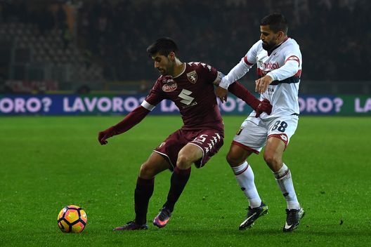 TURIN, ITALY - DECEMBER 22:  Marco Benassi (l) of FC Torino is challenged by Tomas Rincon of Genoa CFC during the Serie A match between FC Torino and Genoa CFC at Stadio Olimpico di Torino on December 22, 2016 in Turin, Italy.  (Photo by Valerio Pennicino/Getty Images) 