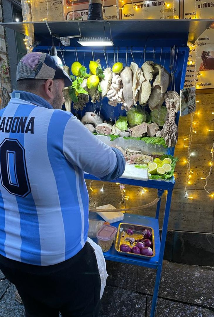 FOTO Napoli come Buenos Aires: scatti dalla “processione” ai Quartieri Spagnoli - immagine 2