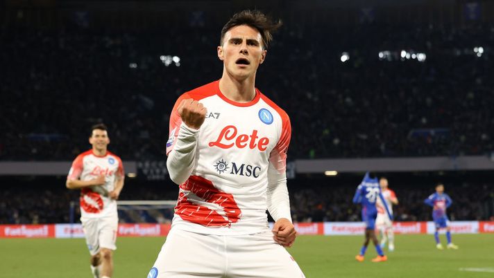 NAPLES, ITALY - FEBRUARY 12: Eljif Elmas of SSC Napoli celebrates after scoring the 3-0 goal during the Serie A match between SSC Napoli and US Cremonese at Stadio Diego Armando Maradona on February 12, 2023 in Naples, Italy. (Photo by Francesco Pecoraro/Getty Images) Elmas, Lozano, Osimhen, Zielinski, Mario Rui: chi gioca e chi rischia nel Napoli - immagine 1