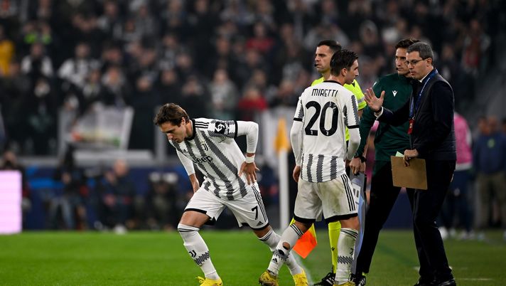 TURIN, ITALY - NOVEMBER 02: Fabio Miretti of Juventus is replaced by Federico Chiesa during the UEFA Champions League group H match between Juventus and Paris Saint- Germain at Juventus Stadium on November 02, 2022 in Turin, Italy. (Photo by Daniele Badolato - Juventus FC/Juventus FC via Getty Images) JUVE IN EUROPA LEAGUE