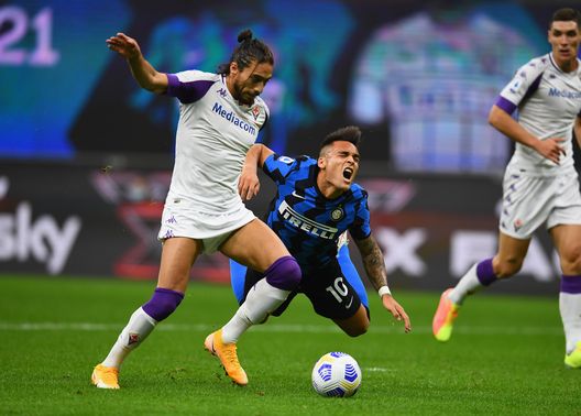 MILAN, ITALY - SEPTEMBER 26: Lautaro Martinez of FC Internazionale competes for the ball with Martín Cáceres of ACF Fiorentina during the Serie A match between FC Internazionale and ACF Fiorentina at Stadio Giuseppe Meazza on September 26, 2020 in Milan, Italy. (Photo by Claudio Villa - Inter/Inter via Getty Images) MILAN, ITALY - SEPTEMBER 26: Lautaro Martinez of FC Internazionale competes for the ball with Martín Cáceres of ACF Fiorentina during the Serie A match between FC Internazionale and ACF Fiorentina at Stadio Giuseppe Meazza on September 26, 2020 in Milan, Italy. (Photo by Claudio Villa - Inter/Inter via Getty Images)