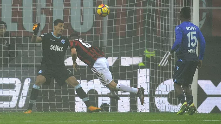 MILAN, MILANO - JANUARY 28:  Patrik Cutrone of AC Milan scores a opening goal during the serie A match between AC Milan and SS Lazio at Stadio Giuseppe Meazza on January 28, 2018 in Milan, Italy.  (Photo by Marco Rosi/Getty Images)
