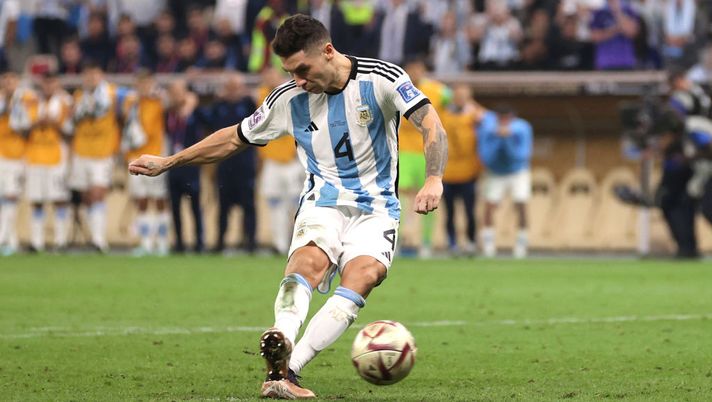 LUSAIL CITY, QATAR - DECEMBER 18: Gonzalo Montiel of Argentina scores the team's fourth and winning penalty in the penalty shoot out during the FIFA World Cup Qatar 2022 Final match between Argentina and France at Lusail Stadium on December 18, 2022 in Lusail City, Qatar. (Photo by Clive Brunskill/Getty Images) Montiel, infallibile dal dischetto. Il segreto? Mamma Marisa: “Quando calcia… io non guardo” - immagine 1