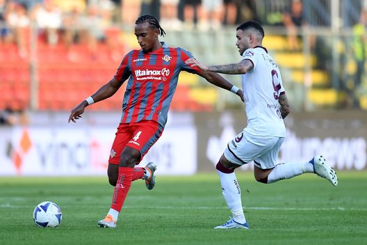 CREMONA, ITALY - AUGUST 27: Emanuel Aiwu of US Cremonesecompetes for the ball with Antonio Sanabria of Torino FC during the Serie A match between US Cremonese and Torino FC at Stadio Giovanni Zini on August 27, 2022 in Cremona, Italy. (Photo by Alessandro Sabattini/Getty Images) La Cremo incassa il 37% dei gol da palla inattiva: il Toro deve lavorarci- immagine 2