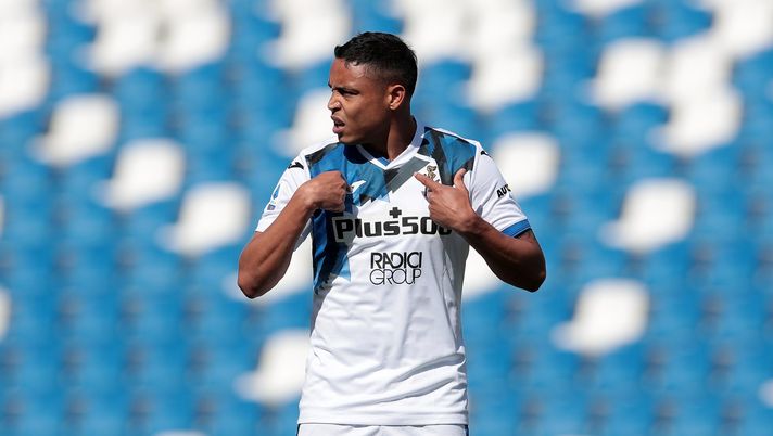 REGGIO NELL'EMILIA, ITALY - MAY 02: Luis Muriel of Atalanta B.C. reacts during the Serie A match between US Sassuolo and Atalanta BC at Mapei Stadium - Città del Tricolore on May 02, 2021 in Reggio nell'Emilia, Italy. Sporting stadiums around Italy remain under strict restrictions due to the Coronavirus Pandemic as Government social distancing laws prohibit fans inside venues resulting in games being played behind closed doors. (Photo by Emilio Andreoli/Getty Images) REGGIO NELL'EMILIA, ITALY - MAY 02: Luis Muriel of Atalanta B.C. reacts during the Serie A match between US Sassuolo and Atalanta BC at Mapei Stadium - Città del Tricolore on May 02, 2021 in Reggio nell'Emilia, Italy. Sporting stadiums around Italy remain under strict restrictions due to the Coronavirus Pandemic as Government social distancing laws prohibit fans inside venues resulting in games being played behind closed doors. (Photo by Emilio Andreoli/Getty Images)