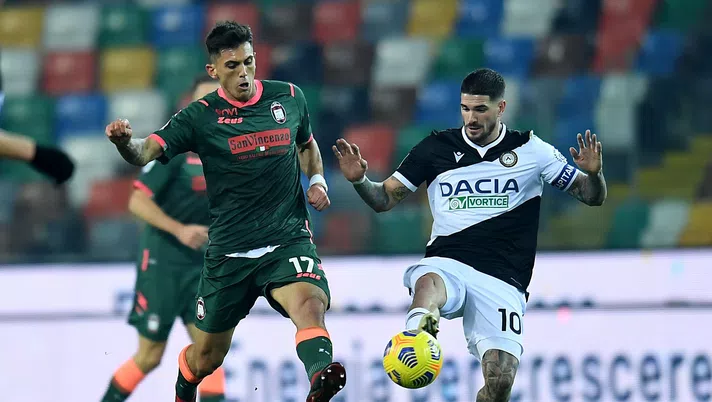UDINE, ITALY - DECEMBER 15: Salvatore Molina of FC Crotone  competes for the ball with Rodrigo de Paul of Udinese Calcio during the Serie A match between Udinese Calcio and FC Crotone at Dacia Arena on December 15, 2020 in Udine, Italy. (Photo by Alessandro Sabattini/Getty Images)