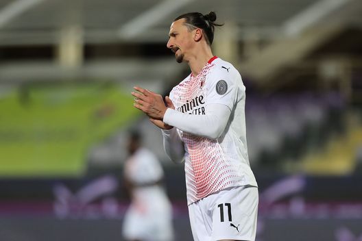 Ibrahimovic applaude i compagni in quel di Firenze Ibrahimovic applaude i compagni in quel di Firenze