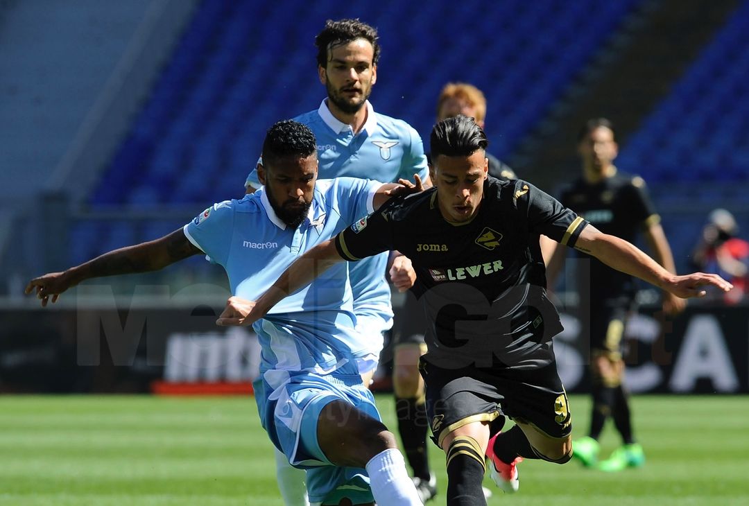  ROME, ROMA - APRIL 23:  Fortuna Wallace of SS Lazio compete for the ball with Simone Lo Faso of US Citta di Palermo during the Serie A match between SS Lazio and US Citta di Palermo at Stadio Olimpico on April 23, 2017 in Rome, Italy.  (Photo by Marco Rosi/Getty Images) 