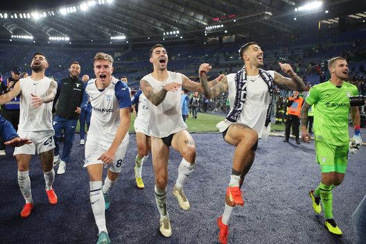 ROME, ITALY - NOVEMBER 06: Toma Basic of SS Lazio celebrates victory with team mates after the Serie A match between AS Roma and SS Lazio at Stadio Olimpico on November 06, 2022 in Rome, Italy. (Photo by Paolo Bruno/Getty Images) Lazio, contro il Monza l’ultima all’Olimpico. Ecco tutti i numeri in casa- immagine 2