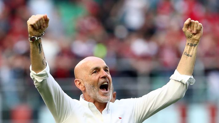 MILAN, ITALY - MAY 01: Stefano Pioli, Head Coach of AC Milan celebrates with the fans after their sides victory during the Serie A match between AC Milan and ACF Fiorentina at Stadio Giuseppe Meazza on May 01, 2022 in Milan, Italy. (Photo by Marco Luzzani/Getty Images) Pioli: “Leao-gol una liberazione, che Maignan! Si era detta un’assurdità sui nostri tifosi” - immagine 1