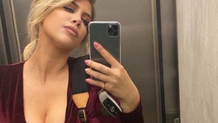 Wanda Selfie Sexy In Ascensore Décolleté Pazzesco Per Lady Icardi Golssip 