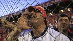 Tutti assembrati e festosi in strada: i tifosi Independiente prima del derby con il Boca