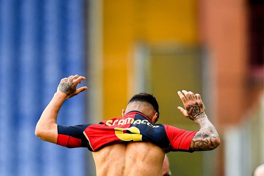 GENOA, ITALY - MAY 09: Gianluca Scamacca of Genoa wears his shirt before entering the pitch during the Serie A match between Genoa CFC and US Sassuolo at Stadio Luigi Ferraris on May 9, 2021 in Genoa, Italy. (Photo by Getty Images) GENOA, ITALY - MAY 09: Gianluca Scamacca of Genoa wears his shirt before entering the pitch during the Serie A match between Genoa CFC and US Sassuolo at Stadio Luigi Ferraris on May 9, 2021 in Genoa, Italy. (Photo by Getty Images)