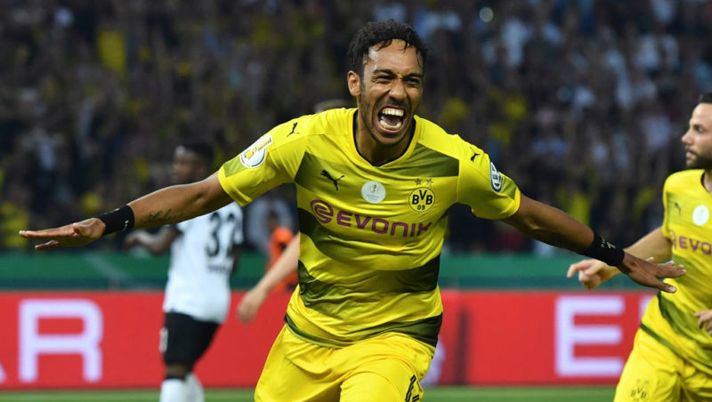 Dortmund's Gabonese forward Pierre-Emerick Aubameyang celebrates after scoring a penalty goal during the German Cup (DFB Pokal) final football match Eintracht Frankfurt v BVB Borussia Dortmund at the Olympic stadium in Berlin on May 27, 2017. / AFP PHOTO / Christof Stache / RESTRICTIONS: ACCORDING TO DFB RULES IMAGE SEQUENCES TO SIMULATE VIDEO IS NOT ALLOWED DURING MATCH TIME. MOBILE (MMS) USE IS NOT ALLOWED DURING AND FOR FURTHER TWO HOURS AFTER THE MATCH. == RESTRICTED TO EDITORIAL USE == FOR MORE INFORMATION CONTACT DFB DIRECTLY AT +49 69 67880
 /         (Photo credit should read CHRISTOF STACHE/AFP/Getty Images)  Sky: “Si riapre tutto per Aubameyang: no al Borussia, vuole solo il Milan” - immagine 1
