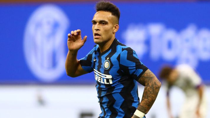 MILAN, ITALY - SEPTEMBER 26: Lautaro Martinez (C) of FC Internazionale celebrates his goal during the Serie A match between FC Internazionale and ACF Fiorentina at Stadio Giuseppe Meazza on September 26, 2020 in Milan, Italy. (Photo by Marco Luzzani/Getty Images) ATTACCO – Chi mettere e chi no: tutti gli attaccanti per la 3a, fascia per fascia- immagine 1