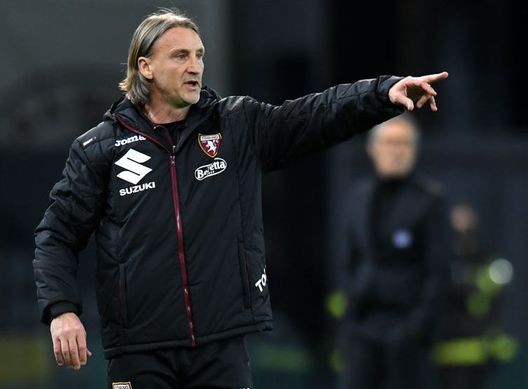  UDINE, ITALY - APRIL 10: Davide Nicola, Head Coach of Torino F.C. gives their team instructions during the Serie A match between Udinese Calcio and Torino FC at Dacia Arena on April 10, 2021 in Udine, Italy. Sporting stadiums around Italy remain under strict restrictions due to the Coronavirus Pandemic as Government social distancing laws prohibit fans inside venues resulting in games being played behind closed doors. (Photo by Alessandro Sabattini/Getty Images) 