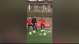 Ibrahimovic ‘on fire’ su TikTok: calcia anche un pallone di fuoco | VIDEO