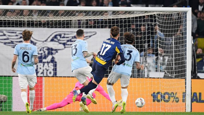 ROME, ITALY - APRIL 28: Jacob Ondrejka of Parma scores a opening goal during the Serie match between Lazio and Parma at Stadio Olimpico on April 28, 2025 in Rome, Italy. (Photo by Marco Rosi - SS Lazio/Getty Images) Minotti: “Rosa corta e calo fisico: la Lazio arriva peggio allo scatto finale” - immagine 1