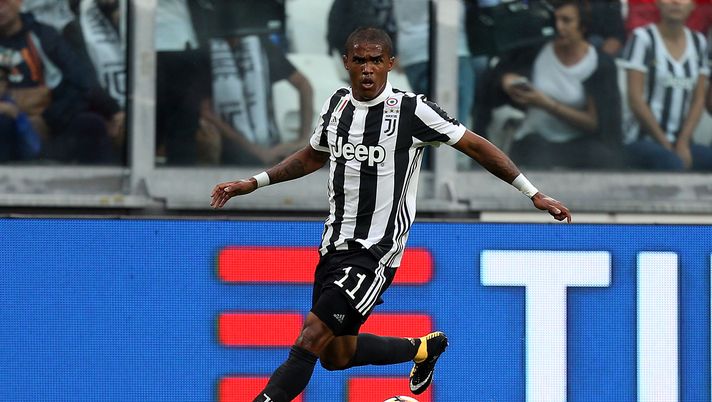 TURIN, ITALY - SEPTEMBER 09: Douglas Costa of Juventus FC in action during the Serie A match between Juventus and AC Chievo Verona on September 9, 2017 in Turin, Italy.  (Photo by Gabriele Maltinti/Getty Images) 