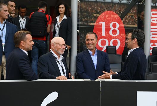 Paul e Gordon Singer del fondo Elliott con Gerry Cardinale al derby Milan-Inter 3-2 (Serie A 2022-2023) | AC Milan News (Getty Images) Paul Singer Cardinale Gordon Singer AC Milan derby Milan-Inter 3-2 Serie A 2022-2023