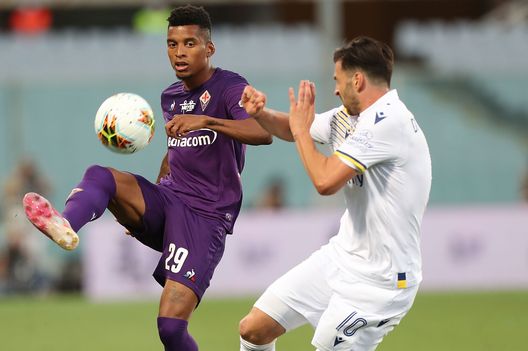  FLORENCE, ITALY - JULY 12: Dalbert of ACF Fiorentina battles for the ball with Samuele Di Carmine of Hellas Verona during the Serie A match between ACF Fiorentina and Hellas Verona at Stadio Artemio Franchi on July 12, 2020 in Florence, Italy. (Photo by Gabriele Maltinti/Getty Images) 