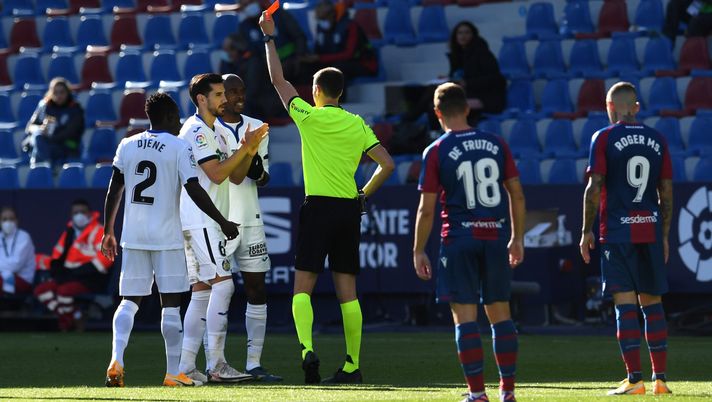 VALENCIA, SPAIN - DECEMBER 05: Chema Rodriguez of Getafe is shown a red card and sent off by referee David Medie Jimenez during the La Liga Santander match between Levante UD and Getafe CF at Ciutat de Valencia Stadium on December 05, 2020 in Valencia, Spain. Football Stadiums around Spain remain empty due to the Coronavirus Pandemic as Government social distancing laws prohibit fans inside venues resulting in fixtures being played behind closed doors. (Photo by David Ramos/Getty Images) VALENCIA, SPAIN - DECEMBER 05: Chema Rodriguez of Getafe is shown a red card and sent off by referee David Medie Jimenez during the La Liga Santander match between Levante UD and Getafe CF at Ciutat de Valencia Stadium on December 05, 2020 in Valencia, Spain. Football Stadiums around Spain remain empty due to the Coronavirus Pandemic as Government social distancing laws prohibit fans inside venues resulting in fixtures being played behind closed doors. (Photo by David Ramos/Getty Images)