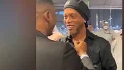 VIDEO / Eto’o e Ronaldinho, quanto affetto! Il saluto tra le due leggende