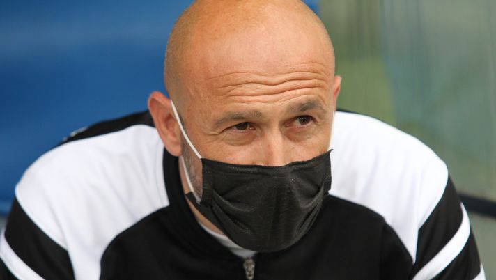 ROME, ITALY - APRIL 03: Vincenzo Italiano, Head Coach of Spezia Calcio looks on prior to the Serie A match between SS Lazio and Spezia Calcio at Stadio Olimpico on April 03, 2021 in Rome, Italy. Sporting stadiums around Italy remain under strict restrictions due to the Coronavirus Pandemic as Government social distancing laws prohibit fans inside venues resulting in games being played behind closed doors. (Photo by Paolo Bruno/Getty Images) ROME, ITALY - APRIL 03: Vincenzo Italiano, Head Coach of Spezia Calcio looks on prior to the Serie A match between SS Lazio and Spezia Calcio at Stadio Olimpico on April 03, 2021 in Rome, Italy. Sporting stadiums around Italy remain under strict restrictions due to the Coronavirus Pandemic as Government social distancing laws prohibit fans inside venues resulting in games being played behind closed doors. (Photo by Paolo Bruno/Getty Images)